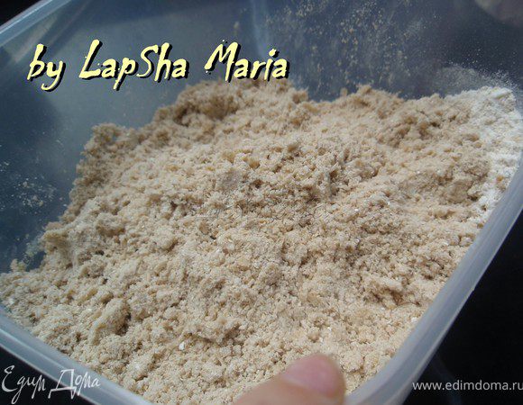 Разотрем пальцами масло с сыпучими ингредиентами до состояния крошки.