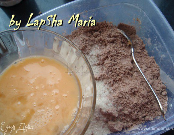 Взбить яйцо и добавить к шоколадным крошкам. Замесить тесто. Если оно будет слишком рассыпчатым, можно добавить пару ст.л. ледяной воды.