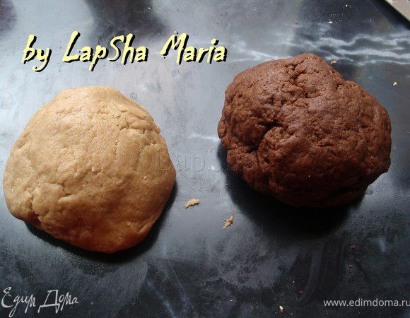 Оба теста скатать в шары, упаковать в пленку и отправить в холодильник на пол часа.