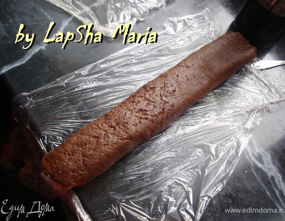 Оставшуюся половину шоколадного теста раскатать в прямоугольник 28см в длину. Переложить на лист пищевой пленки. Сверху положить и рулет и закатать все вместе. Упаковать в пленку и отправить в холодильник на 30-40 минут. 