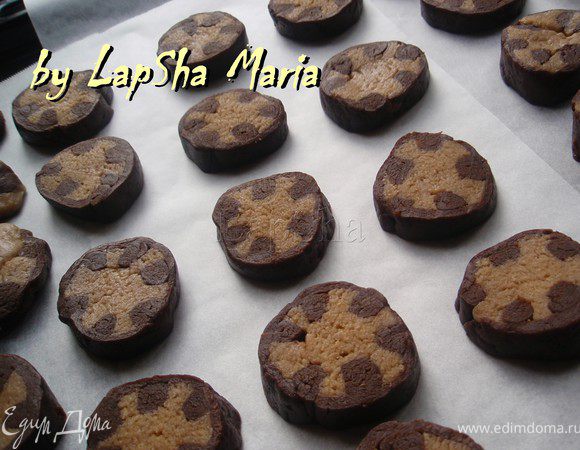 Разрезать рулет на круглые лепешки шириной примерно 1-1,5 см. Отправить в духовку на 13-15 минут при 180С