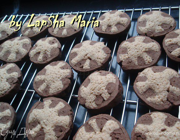 Вытащить противень, подождать 5 минут. Затем переложить печенье на решетку до полного остывания. Приятного аппетита!