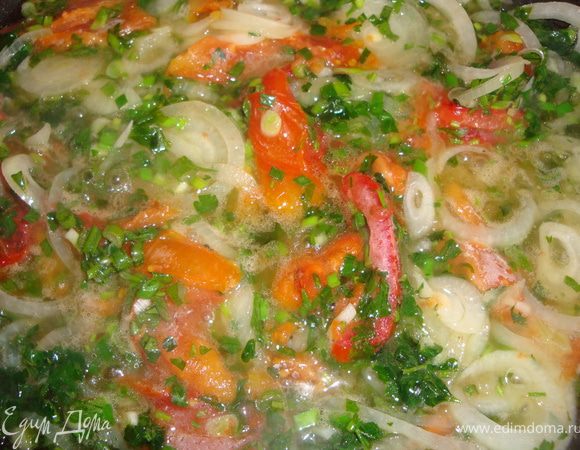 Когда рыба будет готова, вынуть ее. Бульон процедить, если это необходимо, вернуть на плиту. В бульон положить овощи, добавить перец и соль (но не переусердствуйте - рыбу-то мы уже солили и часть соли осталась в бульоне). Поварить около 15 минут.