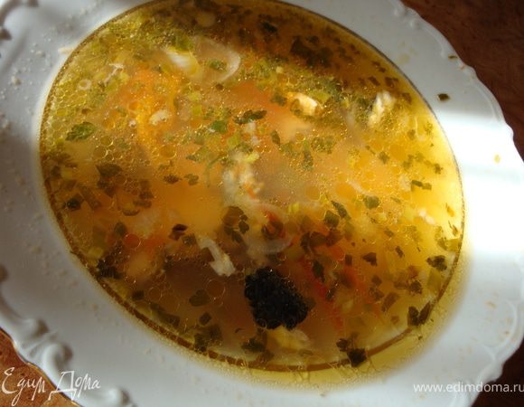 Добавить в суп вино, попробовать. Если нужно, добавить еще перец и соль и поварить еще минуты 3. Все, суп готов! Подавать суп горячим, положив в тарелки с супом кусочки рыбы. Приятного аппетита!