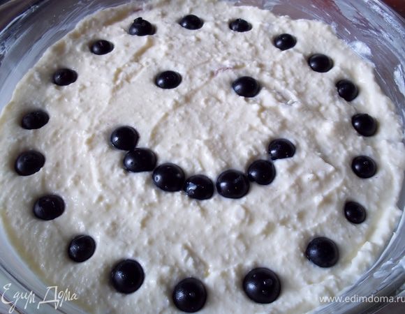 Творог перетереть с сахаром, ванилью, яйцами. Я это обычно делаю блендером, чтобы небыло комков. Добавить изюм, манку. Все премешать и массу выложить в смазанную маслом огнеупорную форму. Верх украсить виноградиками. Выпекать в духовке при температуре 180 градусов  1 час. Приятного аппетита.
