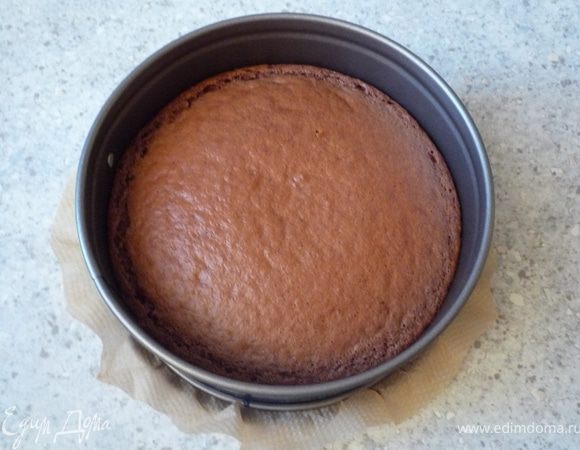 Тесто выложить в разъемную форму (20см), дно которой выложено бумагой для запекания, и запечь в течение 15 минут. Еще горячим корж извлечь из формы и остудить.
