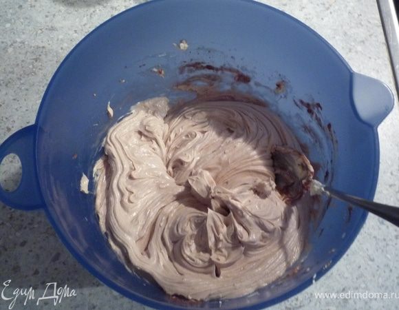 На паровой бане растопить нугу и перемешать ее с маскарпоне, 6ст.л. молока и 60г сахара. 