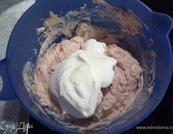 Взбить 200мл сливок и добавить к крему.