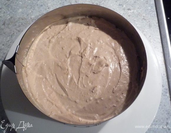 Крем разделить на 2 равные части. В одну из них добавить эспрессо. Установить контур у коржа-основы и выложить на него темный крем (с эскпрессо). Поставить в холодильник на 15 минут.