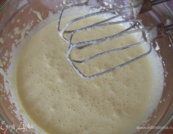 <font style="vertical-align: inherit;"><font style="vertical-align: inherit;">В глубокой миске взбивать яйца с сахаром в течение 3 минут.</font></font>