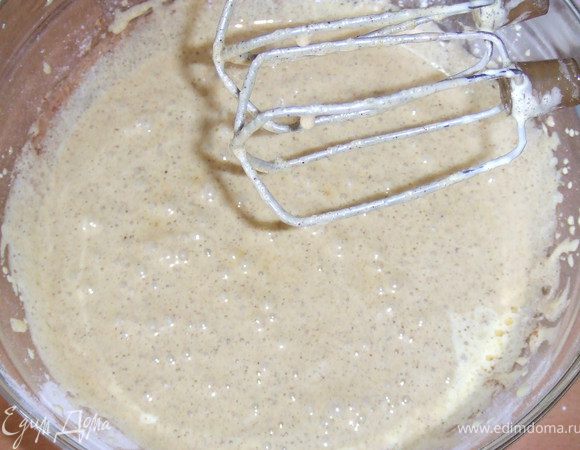 <font style="vertical-align: inherit;"><font style="vertical-align: inherit;">Не выключая миксер, постепенно добавьте оливковое масло, корицу, 150 г муки, разрыхлитель и соль.</font></font>