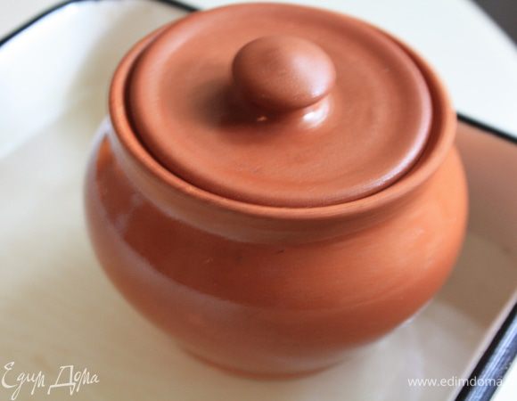 Положить крупу в термостойкую посуду, залить водой до уровня чуть выше уровня крупы, посолить, добавить лавровый лист или иные специи по вкусу. Дальше при необходимости воду можно будет добавить. Посуду поставить в противень или иную емкость с водой и отправить в духовку.