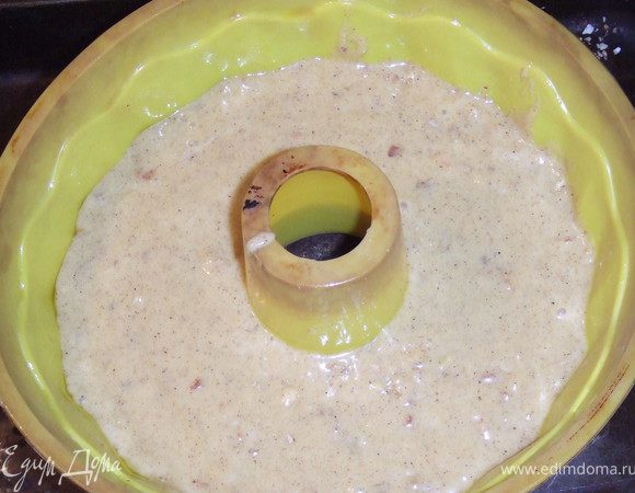 Форму смажьте маслом, выложите тесто. Выпекайте кекс в заранее разогретой до 180°C духовке 40 минут.