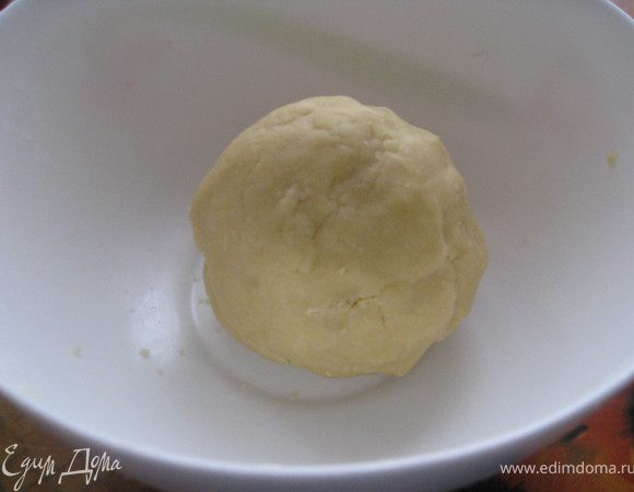 Масло с мукой и сахарной пудрой перетереть руками, добавить желток и вымесить эластичное тесто.
Можна добавить чуть-чуть молока если тесто получается тугим.
Убираем в холодильник на полчаса