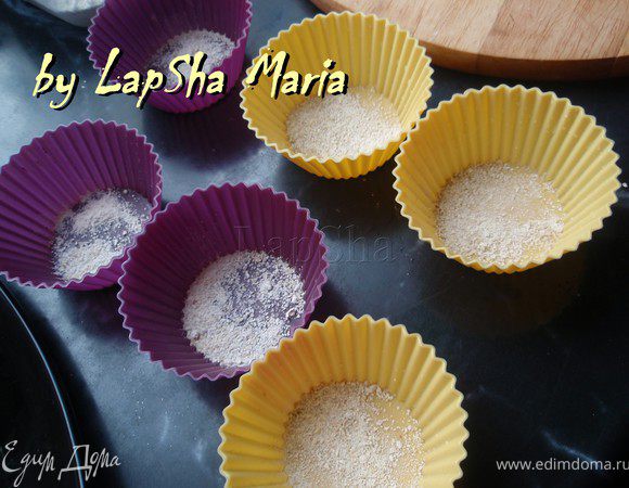 Формочки для кексов присыпем половиной оставшихся хлопьев. 