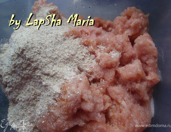 В куриный фарш добавим овсяные хлопья, овставив примерно 1/6 на присыпку. Яйцо для склейки или сметану (для тех кому нельзя яйца). Посолим, поперчим и хорошо перемешаем. 