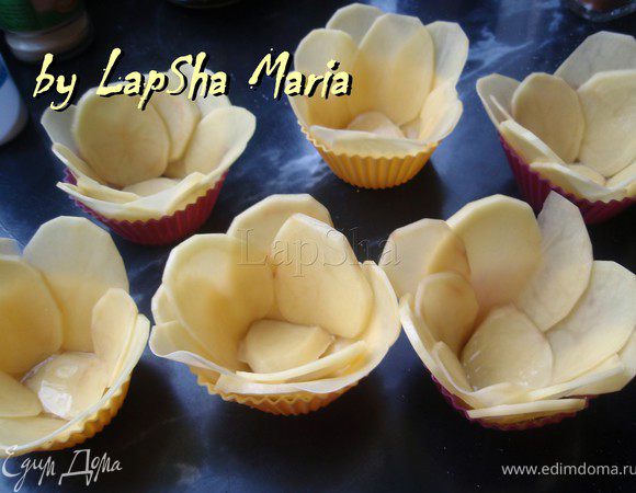 На дно положим по ломтику картофеля и по краю разложим лепесточки картофеля. 