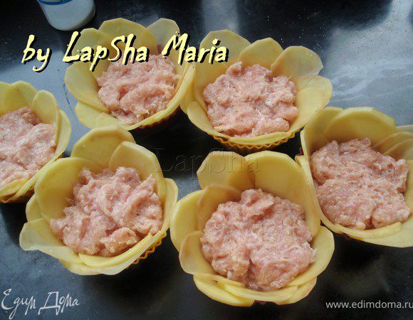 Выложим сверху фарш.