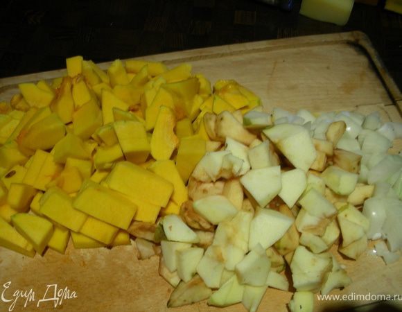 Чистим яблоки, тыкву. Все нарезаем кубиком.