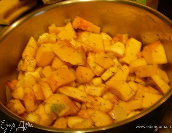 В кастрюле разогреваем растительное масло, кладем нарезанный лук, обжариваем до мягкости. Затем добавляем тыкву, яблоко и тимьян и тушим минуты 3-5.