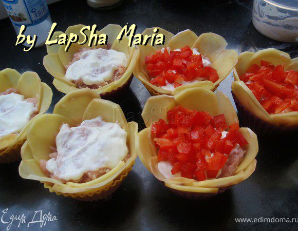 В отдельной мисочке смешаем сметану и сушенный чеснок. Получается что-то типо быстрого чесночного соуса. Смажем этим соусом фарш, это для сочности. Перец нарежем очень маленькими кубиками и выложим на соус. 