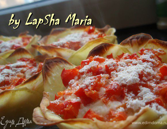 Получается необычная и очень вкусная закуска или основное блюдо. Сверху картофель подрумянивается и становиться хрустящим как чипсы, а внутри формочки он мягкий. Хлопья придают неповторимый вкус куриному фаршу. Соус делает блюдо сочным, а перец ароматным и ярким. Приятного аппетита!