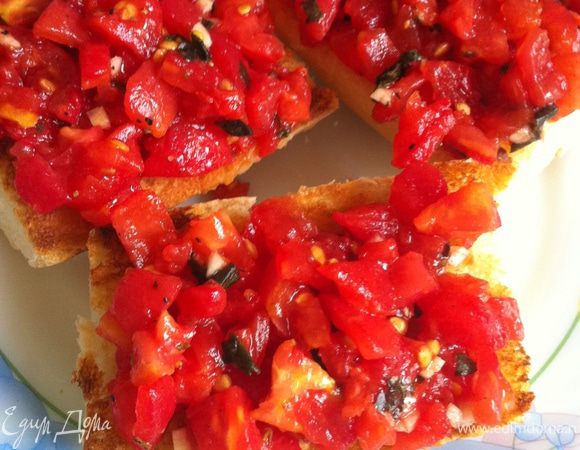 Багет нарезаем и подсушиваем на сухой сковороде до румяной корочке. Затем на поджаренную сторону выкладываем помидорный наполнитель и вкушаем!) Это просто бесподобно!!!!!