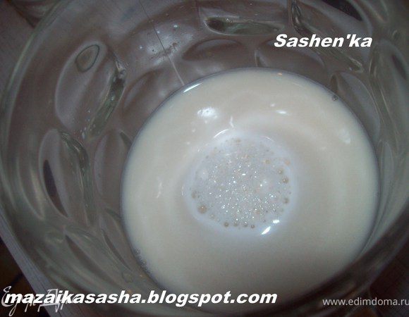 Теста хватит на 2 пиццы диаметром 30 см. Возьмите 225 мл. теплой воды, растворите в ней сахар и сухие дрожжи. и оставить на 15 минут до возникновения пены