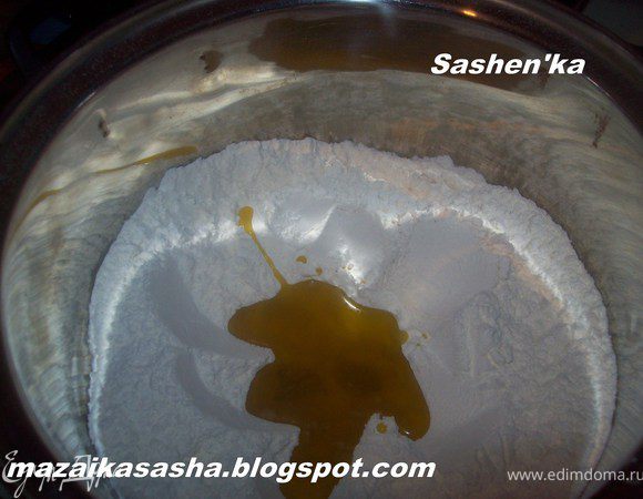 положить муку и пол чайной ложки соли в большую миску. сделать углубление и влить туда оливковое масло