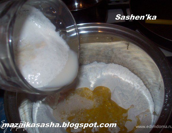 добавить дрожжи и вымешать тесто