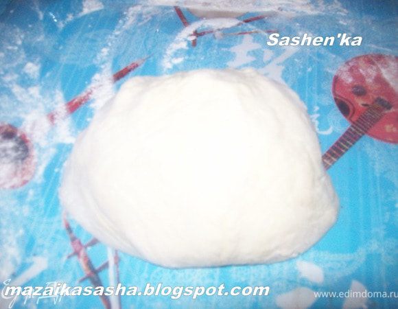 присыпать стол мукой и выложить тесто.  Вымешивать его пока оно не станет мягким и эластичным (примерно 5 минут)...тесто необычайно нежное