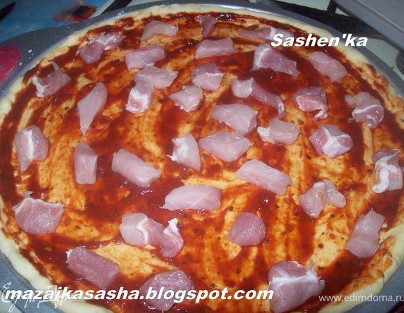 намажте своим любимым томатным соусом. нарежте свинину (не крупно и выложите на  пиццу)... Прошу прощения за не подробные фото...голодная толпа наступала на пятки...