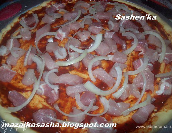 не крупно нарежте куриную грудку и лук полукольцами