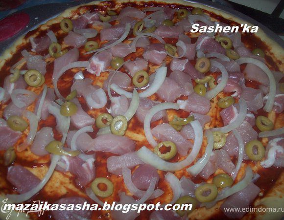 нарежте оливку (это единственное что я смогла отвоевать для себя...от маслин мужчины наотрез отказались) помидорки черри нарежте на 6 частей