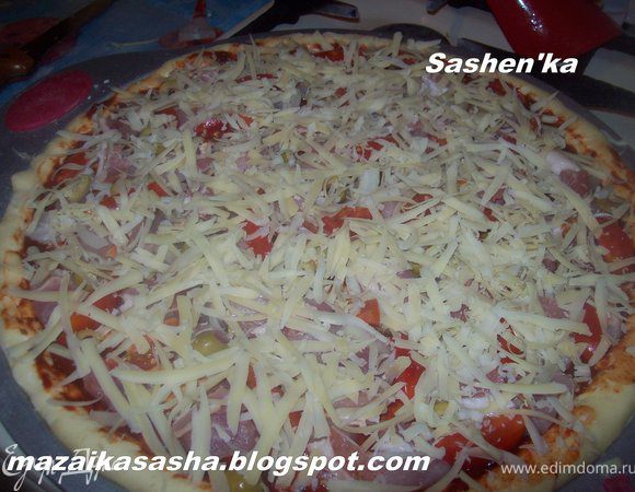 Трем твердый сыр на крупной терке..присыпаем пиццу и отправляем в духовку до зарумянивания
