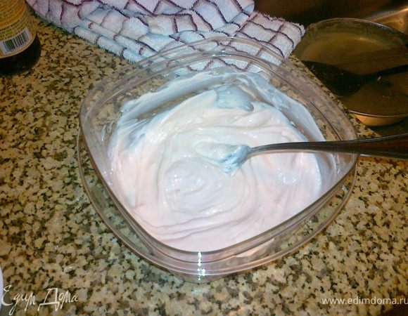 вымесить постепенно добавляя муку. "тесто", по моему, не перестанет липнуть никогда:), поэтому просто домешивается до момента "лепить хоть как-нибудь". Рассыпать муку на столе. Отщипывая кусочками размером с грецкий орех, скатывать шарики вываливая в муке. 