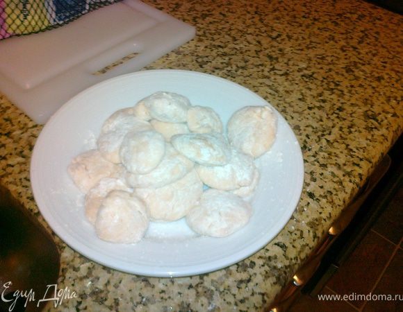 бросать в кипящую воду и вынимать после всплытия.