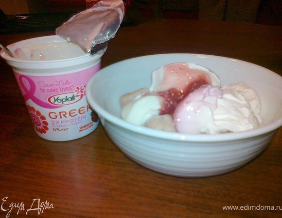 Местная сметана тоже так себе продукт, поэтому поливать  фруктовым греческим йогуртом:)