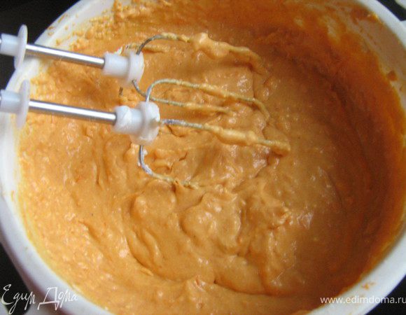 Тыкву нарезать на кусочки,выложить на противень и испечь в духвке при 180С.Форму для выпечки смазать маслом(я застилаю бумагой для выпечки).
Грецкие орехи измельчить в блендере. 
Смешать крошки печенья, орехи, сахар и масло в однородную массу. Уложить в форму, сделав бортики, разровнять смоченными водой руками. Накрыть пищевой пленкой и поставить в холодильник на 1 ч.
Разогреть духовку до 170ºС.Запечённую тыкву измельчить в пюре с помощью блендера. Добавить яйца, сливки, половину сахара,ванильный сахар,корицу,мускатный орех,соль.Взбить миксером в однородную массу.
Добавить сливочный сыр и творог. Взбить миксером в пышную массу,пока масса не станет абсолютно однородной.