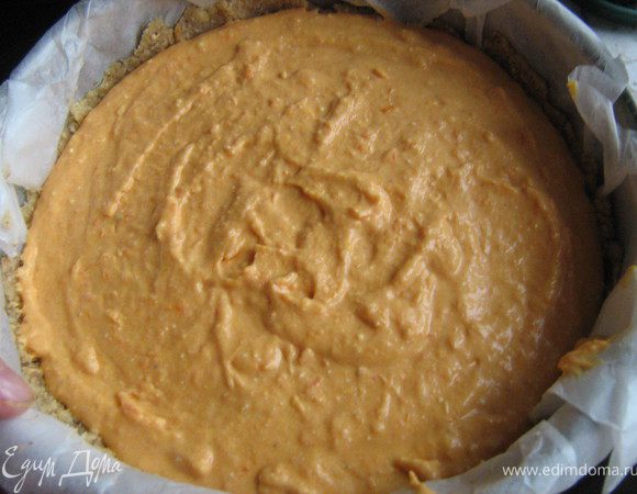 Выложить начинку в форму, разровнять верх. Выпекать 50 мин. Затем выключить духовку, приоткрыть дверцу и оставить чизкейк внутри до полного остывания.