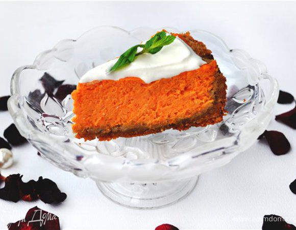 Поставить остывший чизкейк в холодильник минимум на 4 ч.
Украсить по желанию.Я украсила взбитыми сливками и листиками мяты.
Это мой первый чизкейк.Было не много боязно готовить,выпечка,а тем более торты -не мой "конёк",но попробовать было интересно!Получилось очень вкусно,нежный,сливочный,с рассыпчатой,песочно-ореховой основой чизкейк.И совсем не страшно! Буду и дальше печь чизкейки!