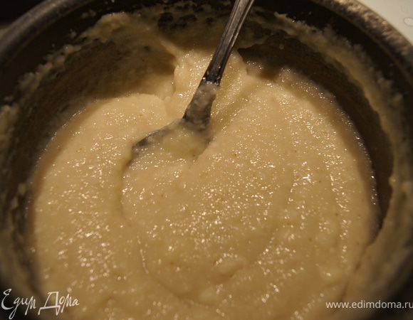 Сначала сделаем первый крем.
Из молока 300 гр и 35гр  манки варим густую кашу, в конце добавляем сахар. Остужаем.