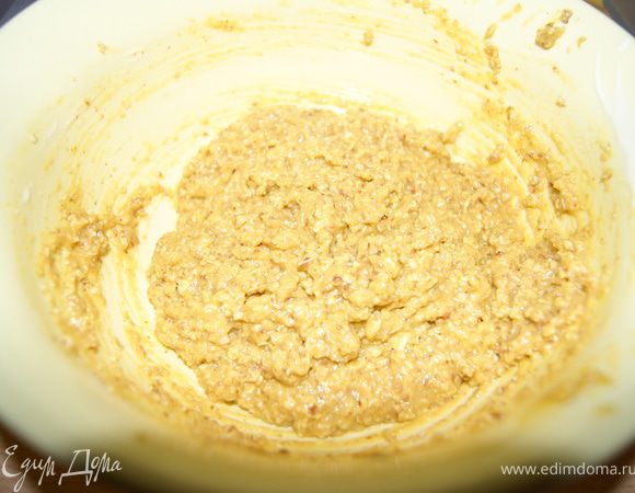 Делаем коржи:
2 яйца сбить с маслом, сметаной и сахаром. Добавить овсяные хлопья, муку и миндальную муку. Перемешать.