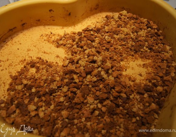 Из маленького коржа делаем крошку.