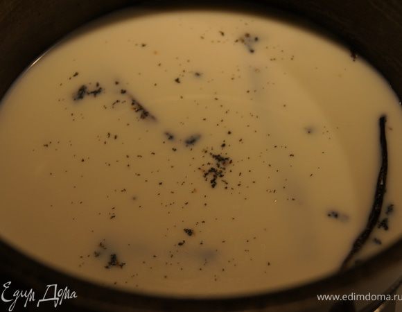 Делаем второй крем:
стручок ванили разрезать вдоль и ножом выскребать семья. Молоко, семья и самую ваниль довести до кипения и оставить на 10 минут. 