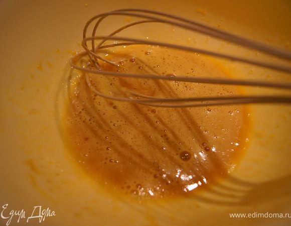 Яйцо сбить с 1 ст л сахара. 