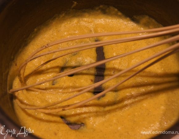 Стручки ванили убрать, а молоко еще немого подогреть, ввести яйцо с сахаром, ч л муки и варить до загустения. Остудить крем.