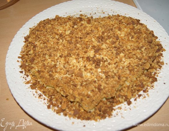 Посыпаем крошкой. Тортик готов, оставить в холодильнике на ночь. Приятного аппетита!!)