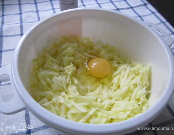 Кабачок почистить и натереть на крупной терке, отжать лишнюю влагу. Добавляем яйцо и перемешиваем.