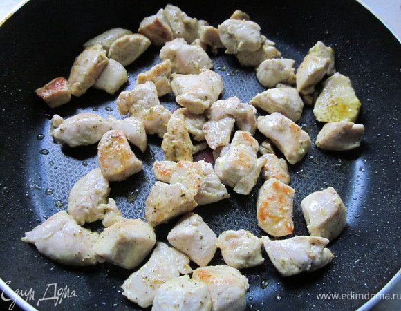Куриное филе режим на маленькие кусочки и обжариваем 5 минут.
